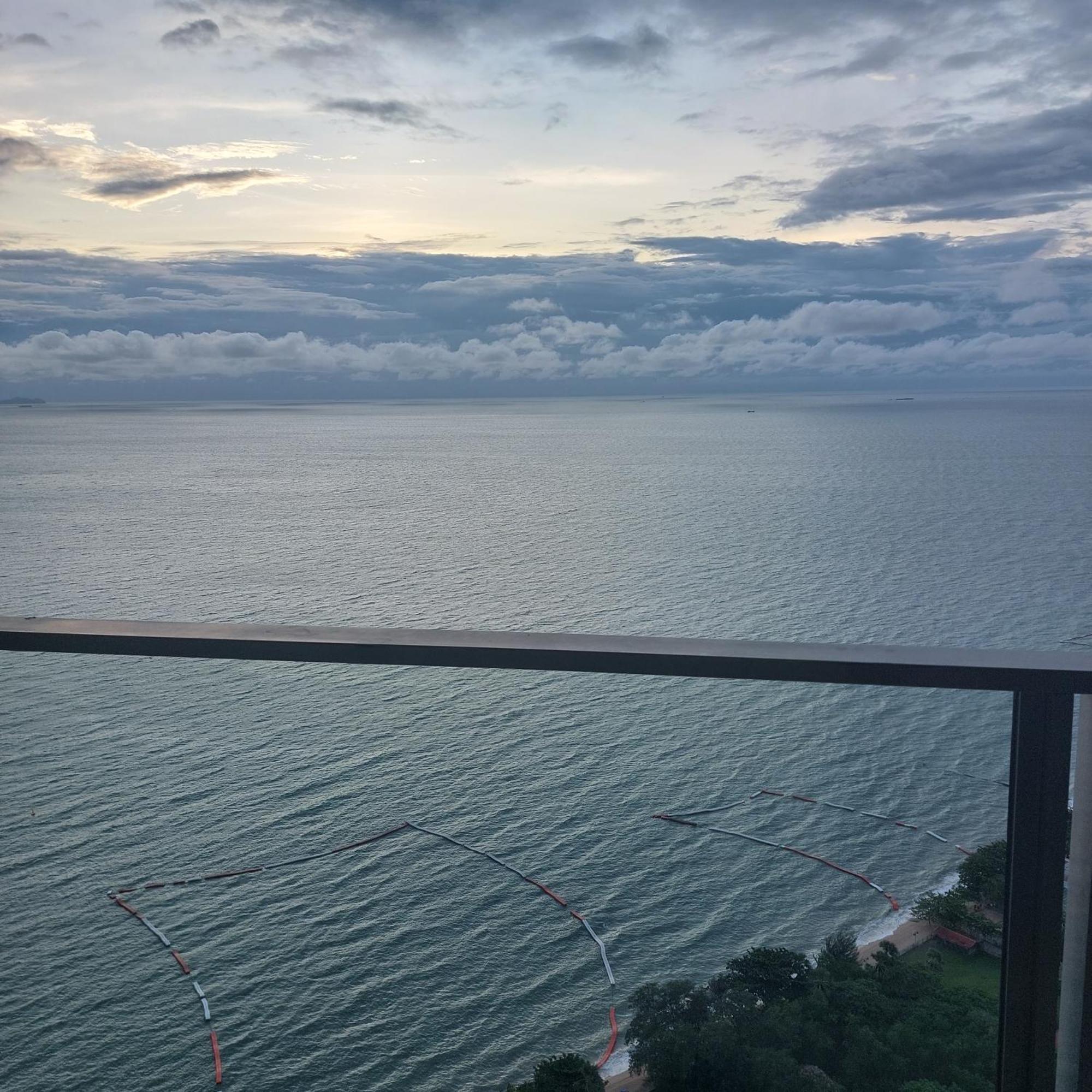 Sea View Apartment In Патая Екстериор снимка